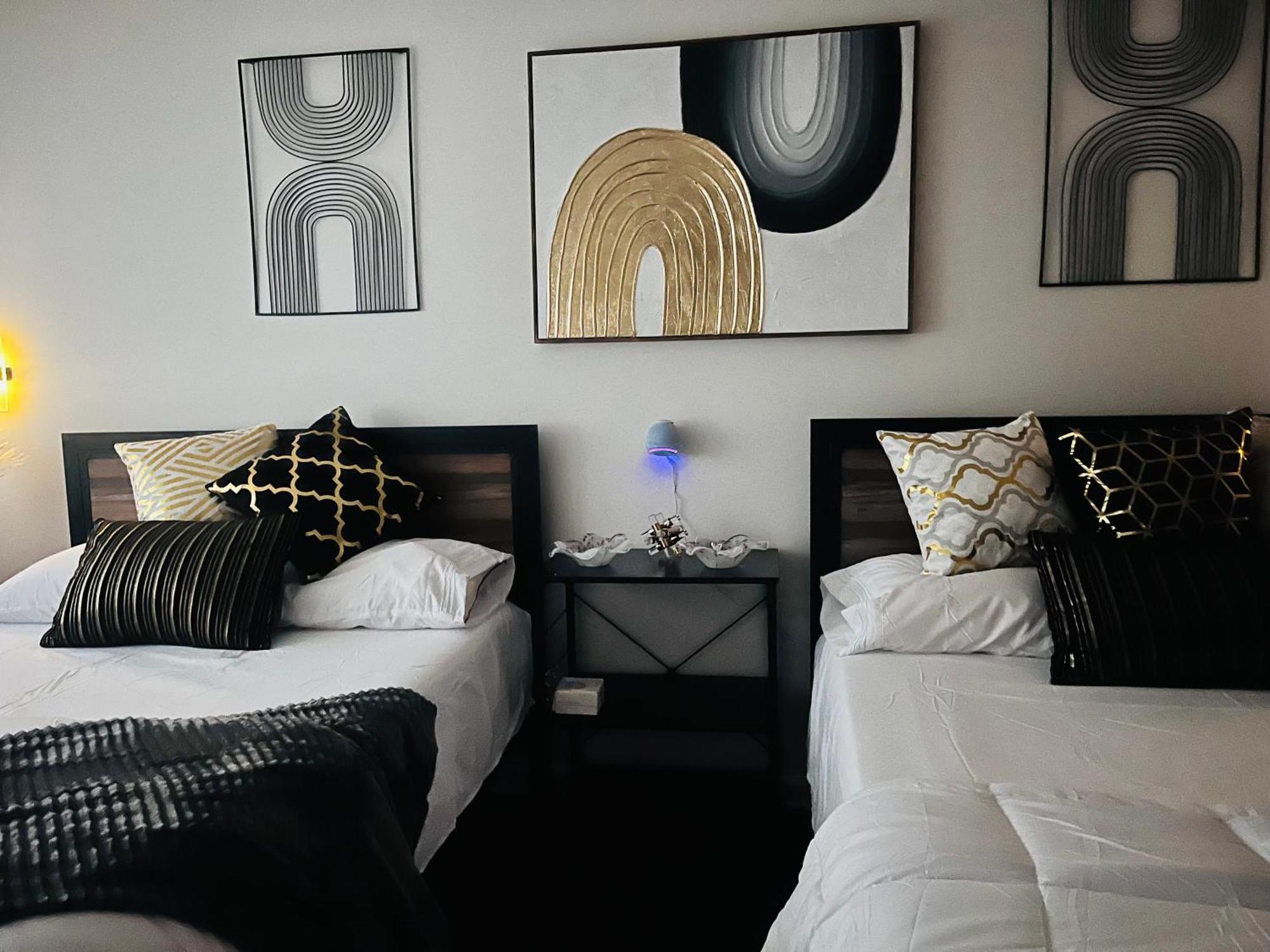 Stylish Cozy Quiet Family Retreat And Romantic Getaway Sleeps Up To 7 With Fast Wifi, Free Parking, Work Station, Alexa Enabled, Fenced In Backyard For Pets Grill Party Patio, Porch, Beach, Canal, Stadium,Boardwalk Restaurants, And Much More! Atlantic City Exterior foto