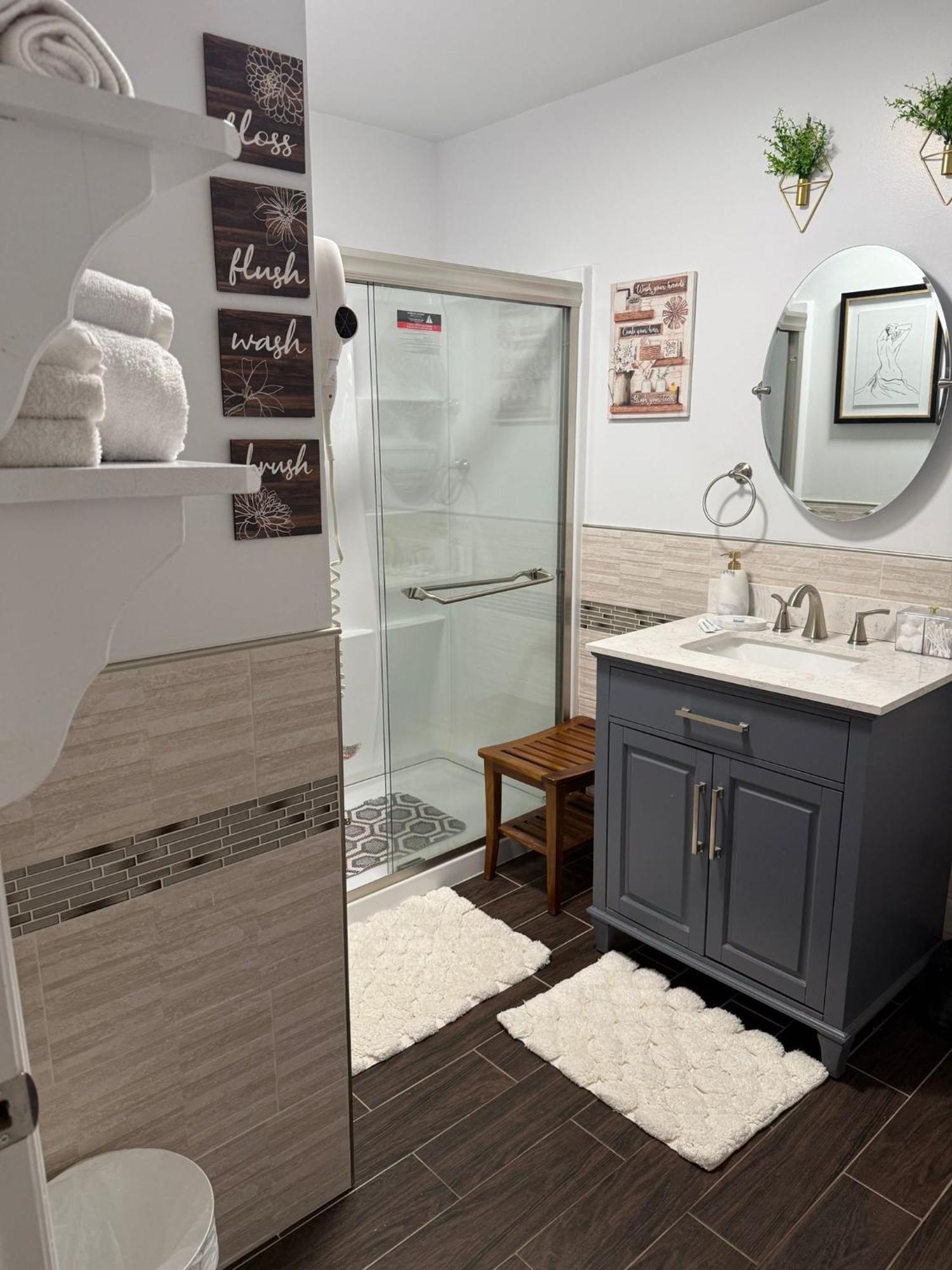 Stylish Cozy Quiet Family Retreat And Romantic Getaway Sleeps Up To 7 With Fast Wifi, Free Parking, Work Station, Alexa Enabled, Fenced In Backyard For Pets Grill Party Patio, Porch, Beach, Canal, Stadium,Boardwalk Restaurants, And Much More! Atlantic City Exterior foto